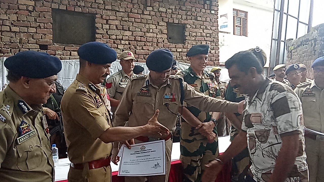 अरनिया। बीडीजी सदस्यों को सम्मानित करते पुलिस निदेशक अरनिया। बीडीजी सदस्यों को सम्मानित करते पुलिस निदेशक