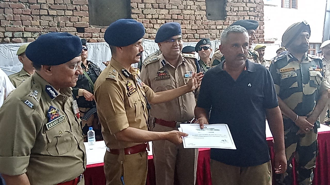 अरनिया। बीडीजी सदस्यों को सम्मानित करते पुलिस निदेशक अरनिया। बीडीजी सदस्यों को सम्मानित करते पुलिस निदेशक