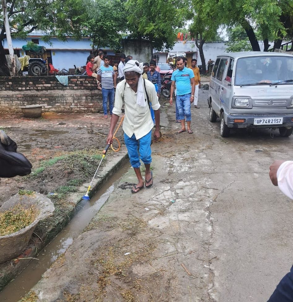 बुखार की जांच कराते अल्लीपुर गांव निवासी कल्लू संवाद बुखार की जांच कराते अल्लीपुर गांव निवासी कल्लू संवाद