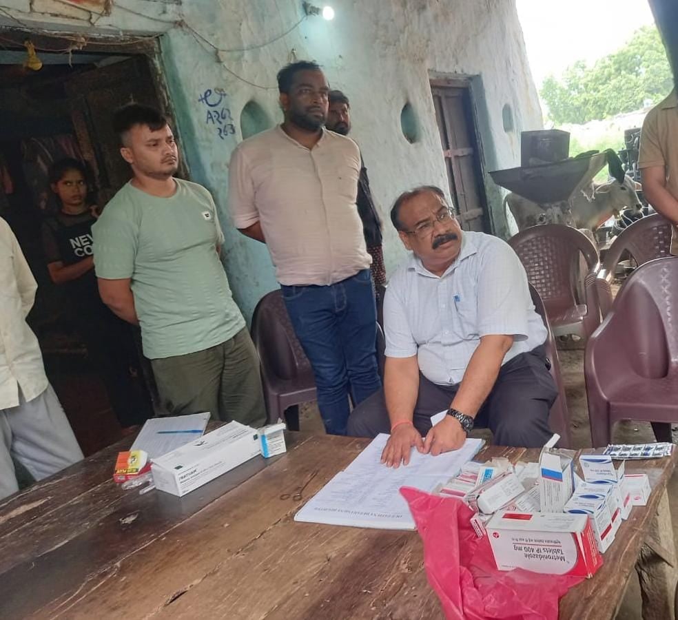 बुखार की जांच कराते अल्लीपुर गांव निवासी कल्लू संवाद बुखार की जांच कराते अल्लीपुर गांव निवासी कल्लू संवाद