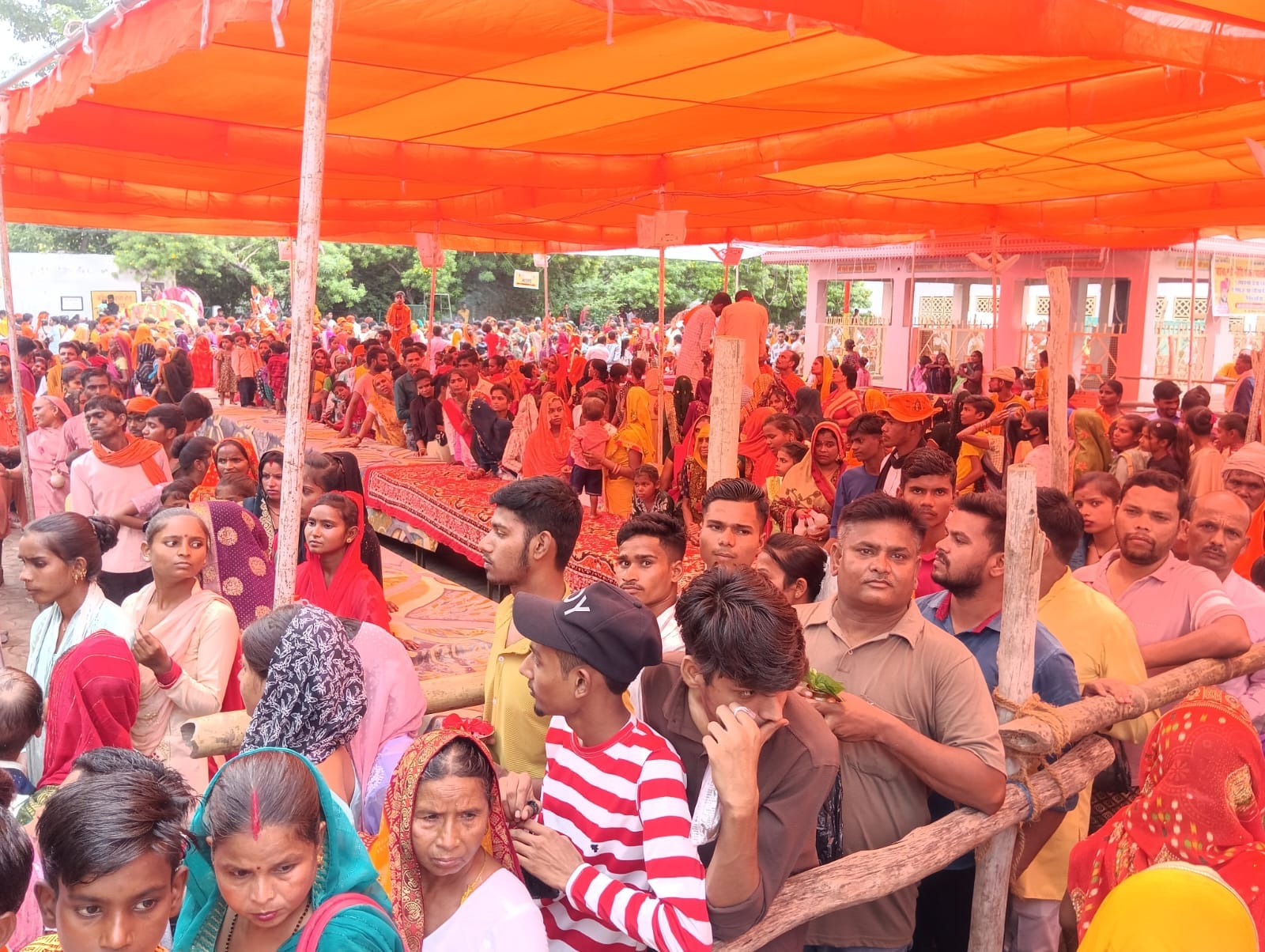 बीसलपुर के गुलेश्वर नाथ मंदिर परिसर में लगा मेला।संवाद बीसलपुर के गुलेश्वर नाथ मंदिर परिसर में लगा मेला।संवाद