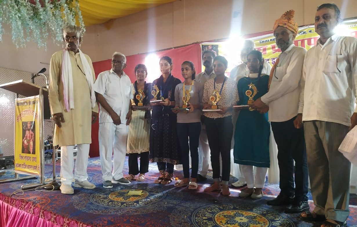 फोटो संख्या:55- - राष्ट्रीय प्रजापति महासभा के प्रतिभा सम्मान समारोह में अटेली विधायक सीताराम य