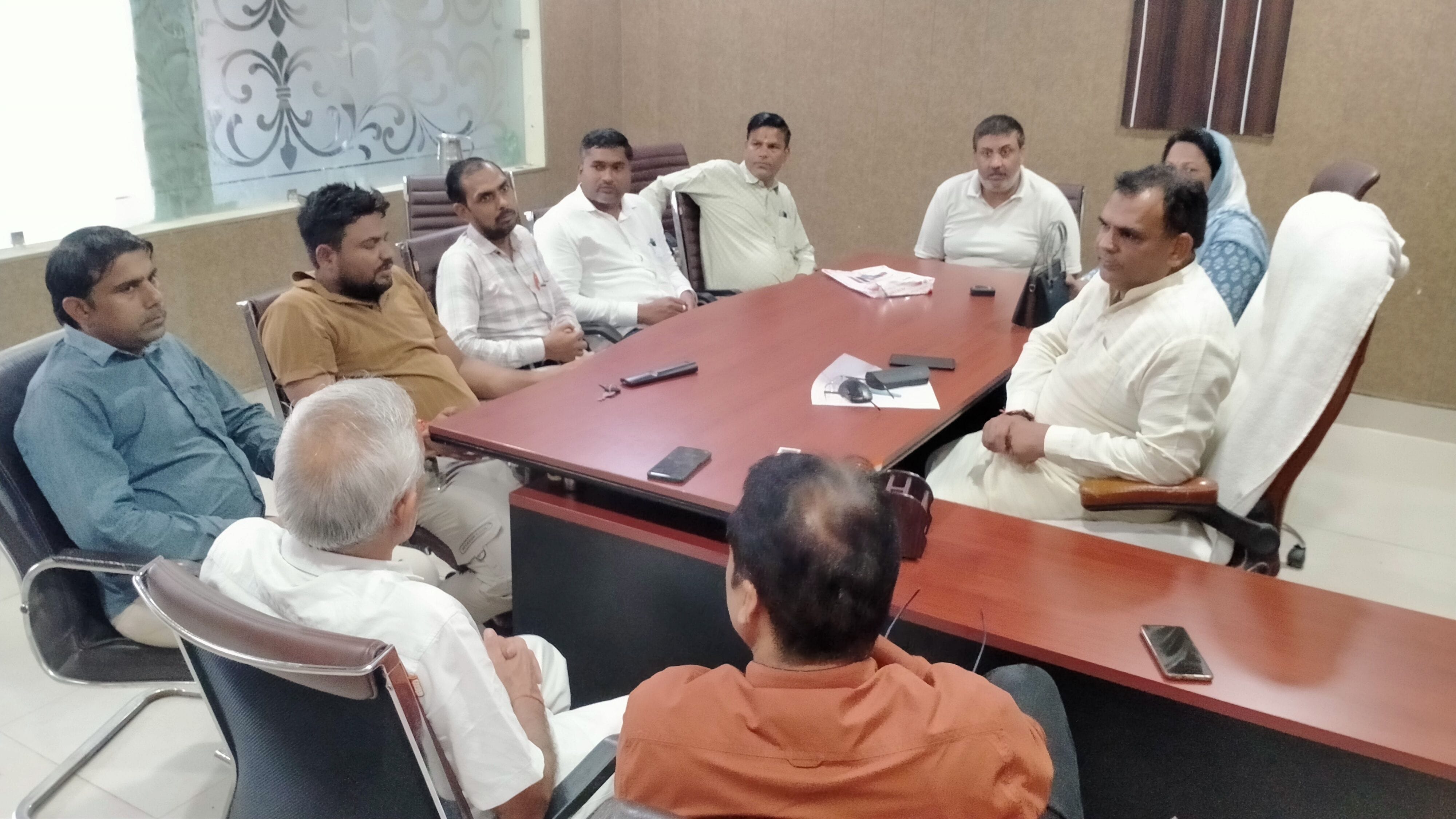 फोटो संख्या:60- वार्ड नंबर तीन में जेसीबी की मदद से कूड़े का उठान करते कर्मचारी--संवाद