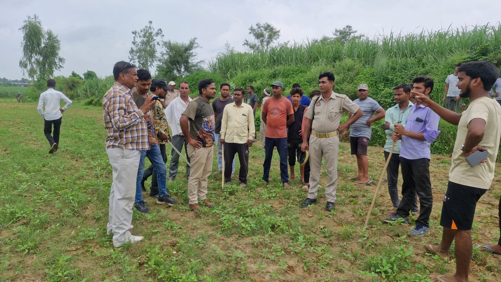 गोला अस्पताल में मौजूद घायल राजाराम।संवाद गोला अस्पताल में मौजूद घायल राजाराम।संवाद