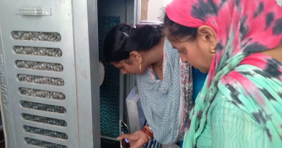 कुरुक्षेत्र। पानी की टंकी की जांच करता कर्मी।