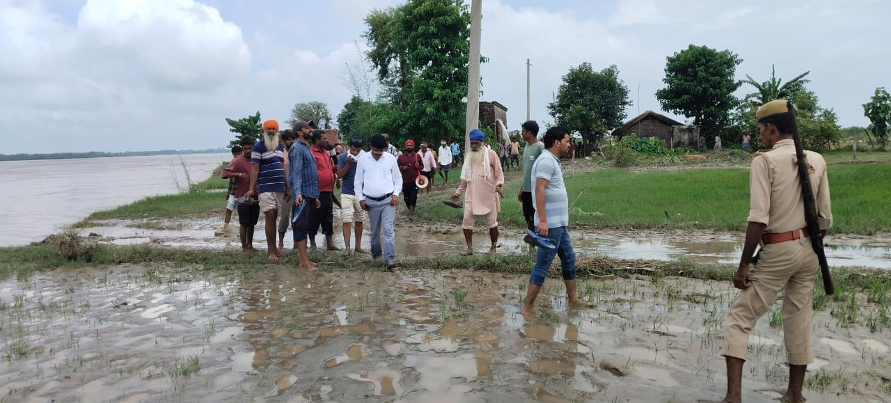 खनवापुर गांव के पास कटान करती शारदा। संवाद खनवापुर गांव के पास कटान करती शारदा। संवाद