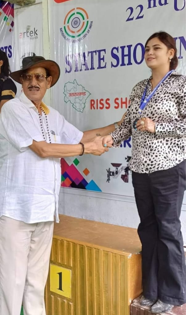 देहरादून में आयोजित प्रतियोगिता में ईशू डांगी को पदक देते अतिथि। संवाद देहरादून में आयोजित प्रतियोगिता में ईशू डांगी को पदक देते अतिथि। संवाद