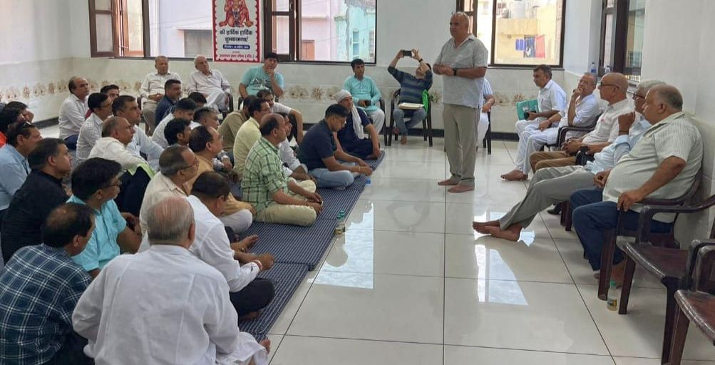 12जेएनडी11-स्वर्णकार संघ की बैठक में चर्चा करते पदाधिकारी। स्रोत संस्था