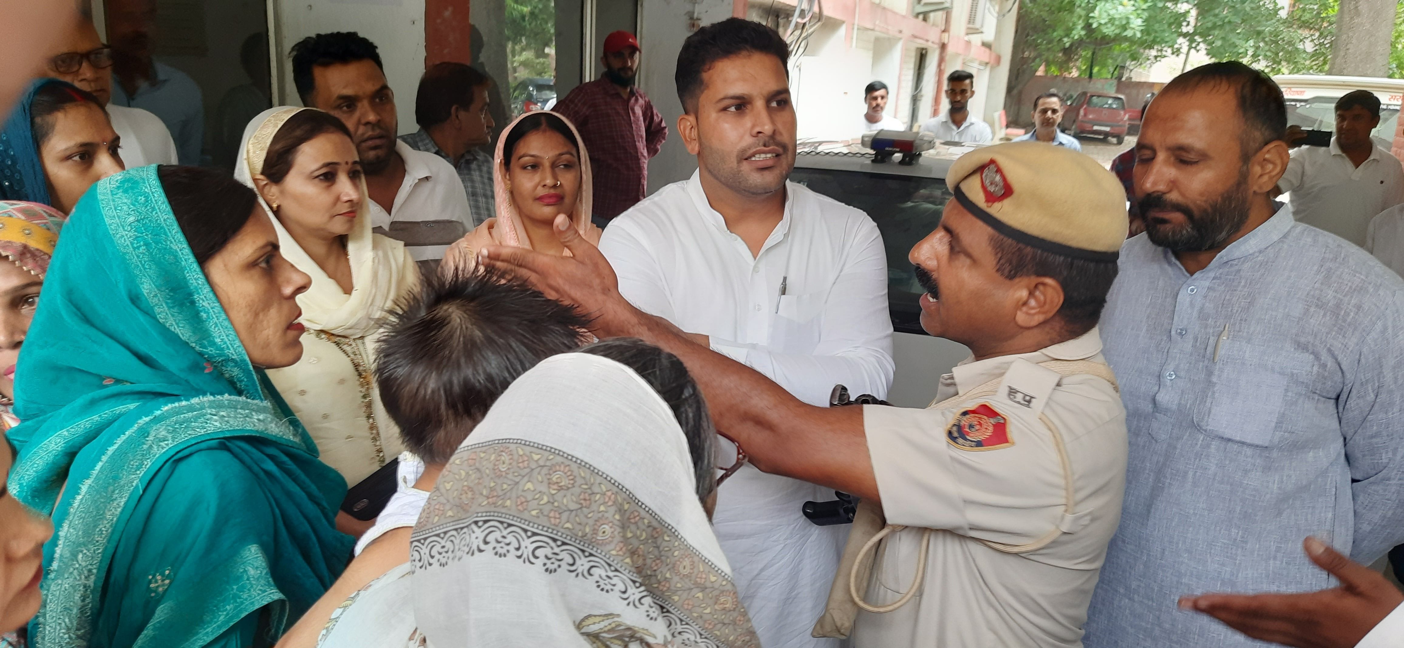 12जेएनडी15: जिला परिषद सीईओ हंगामे के बाद गाड़ी से उतरकर वापस बैठक में जाती हुई। संवाद