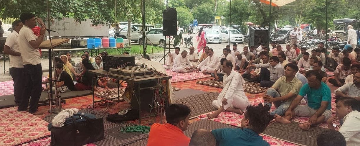 12जेएनडी23-लघु सचिवालय के बाहर बैठे लिपिक। संवाद