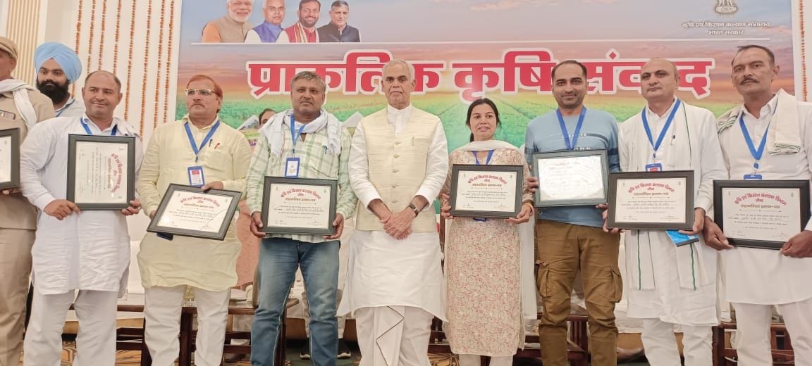 जिला परिषद की सीईओ हंगामे के बाद गाड़ी से उतरकर वापस बैठक में जाती हुईं। संवाद