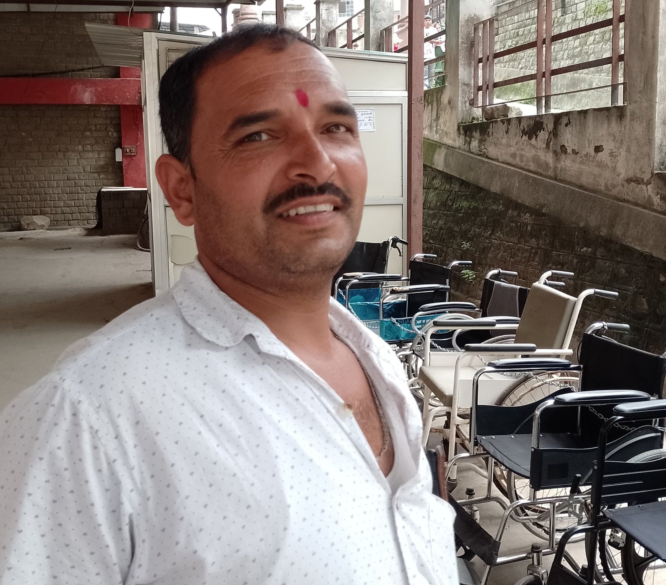 जोनल अस्पताल मंडी में व्हीलचेयर लौटाने पहुंचे युद्धवीर सिंह। संवाद