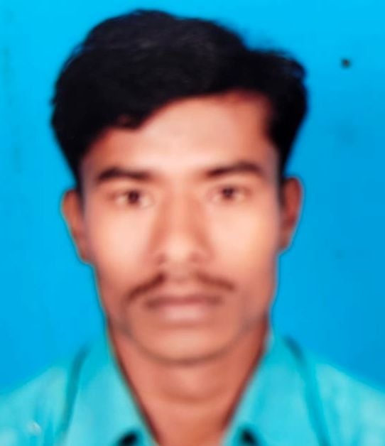 पहरिया गांव में ढीली तार को दिखाता युवक। संवाद पहरिया गांव में ढीली तार को दिखाता युवक। संवाद