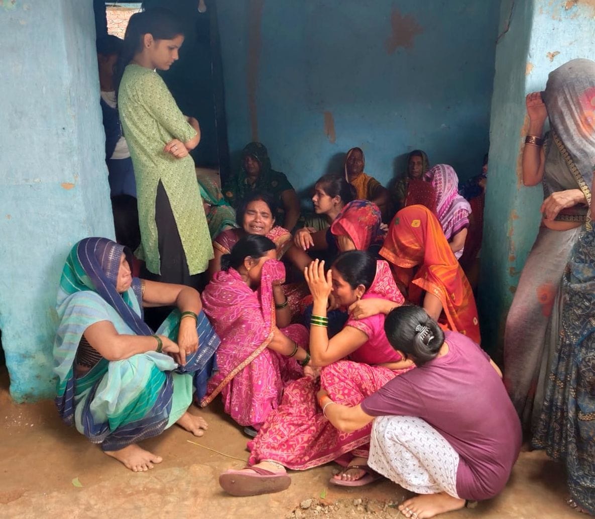 पहरिया गांव में ढीली तार को दिखाता युवक। संवाद पहरिया गांव में ढीली तार को दिखाता युवक। संवाद