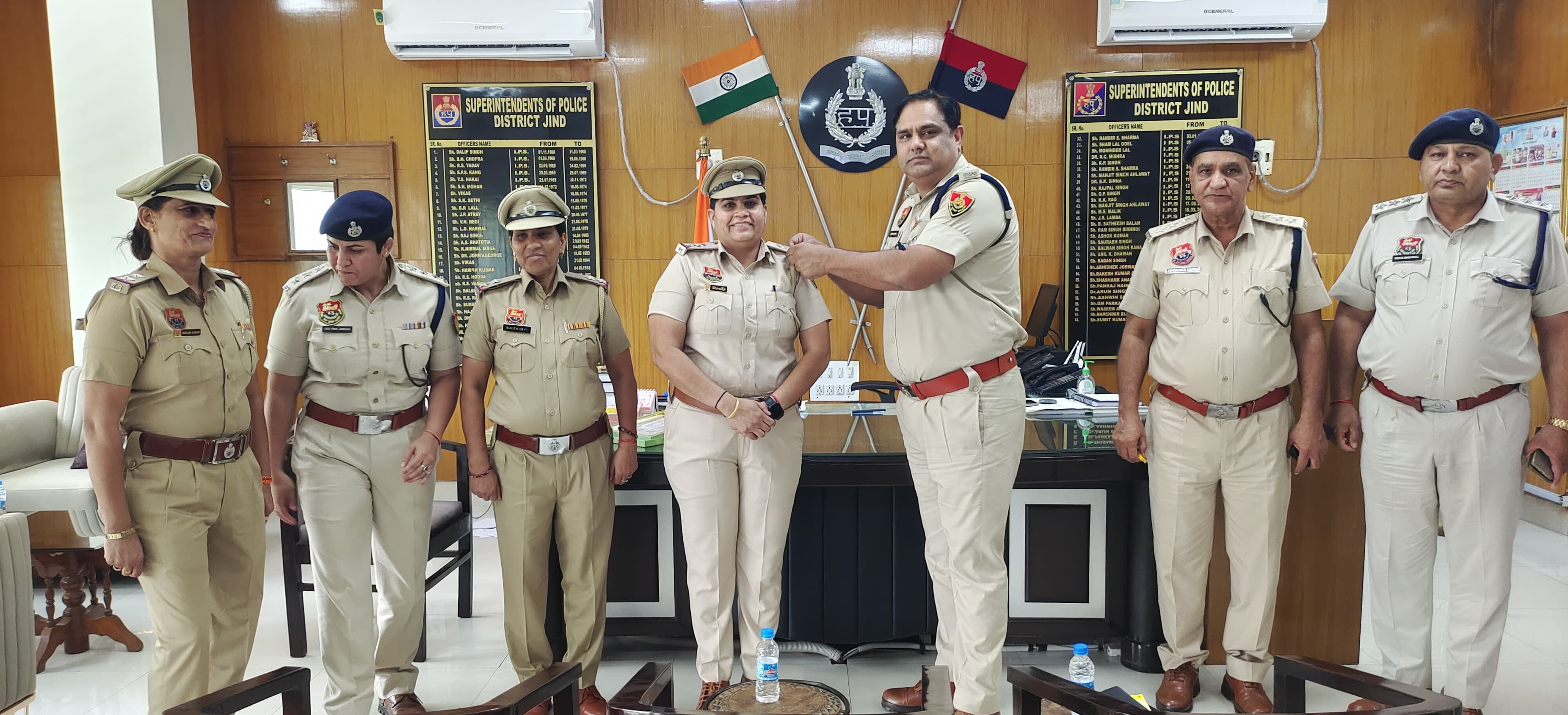 13जेएनडी01: सीआरएसयू चौकी प्रभारी सब इंस्पेक्टर मोनिका को स्टार लगाकर पदोन्नित की बधाई देते हुए 13जेएनडी01: सीआरएसयू चौकी प्रभारी सब इंस्पेक्टर मोनिका को स्टार लगाकर पदोन्नित की बधाई देते हुए