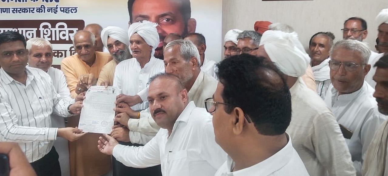 13जेएनडी04: डीसी को ज्ञापन सौंपते हुए खाप चौधरी। संवाद