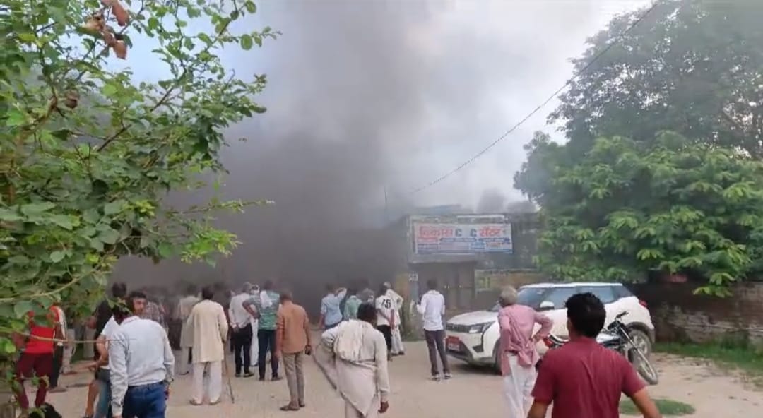 13जेएनडी41: आग लगने से उठता हुआ धुंआ व मौके पर मौजूद ग्रामीण। संवाद