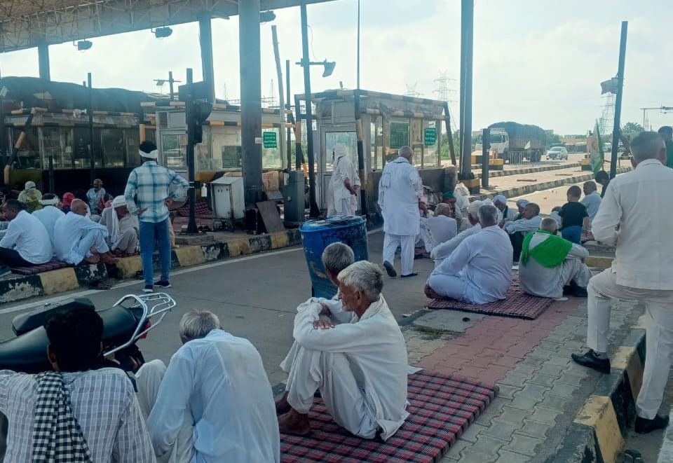 13जेएनडी48: खटकड़ टोल पर बैठे विभिन्न गांव से आए किसान। संवाद 13जेएनडी48: खटकड़ टोल पर बैठे विभिन्न गांव से आए किसान। संवाद