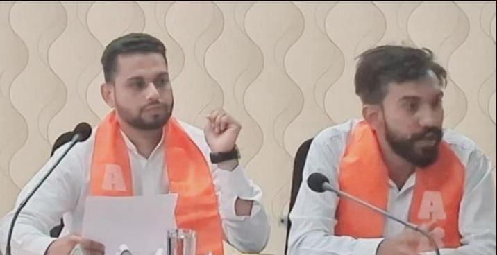 13जेएनडी51: सीआरएसयू के कुलपति पर गड़बड़ी के आरोप लगाते हुए एबीवीपी के सदस्य। संवाद