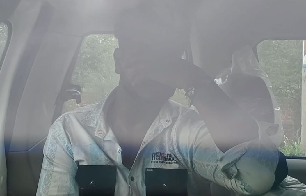 13सीटीके02..जेल रोड पर कार से सोमवार को डोडा अफीम निकलते पुलिसकर्मी। संवाद