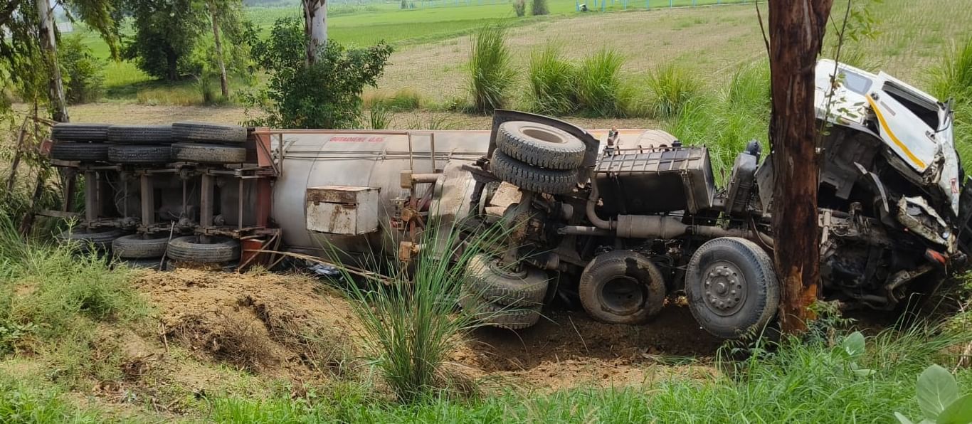 13सीटीके07..दिल्ली आउटर बाईपास स्थित कारोर पर हुए सड़क हादसे में टूटी कार। संवाद