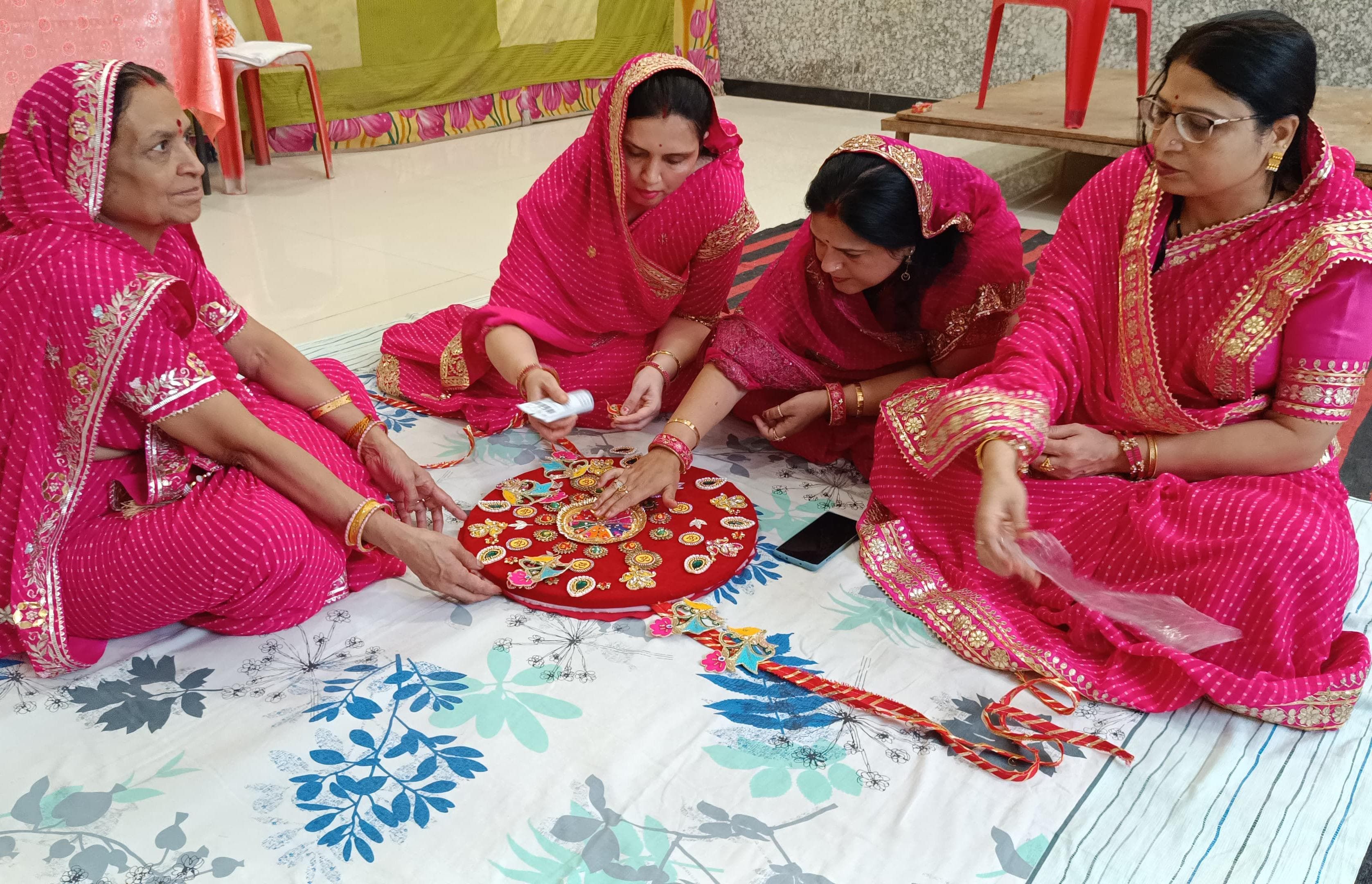 होने लगा राजाधिराज बाबा महाकाल की राखी का निर्माण....पुजारी परिवार की महिलाएं इस वर्ष भगवान महा