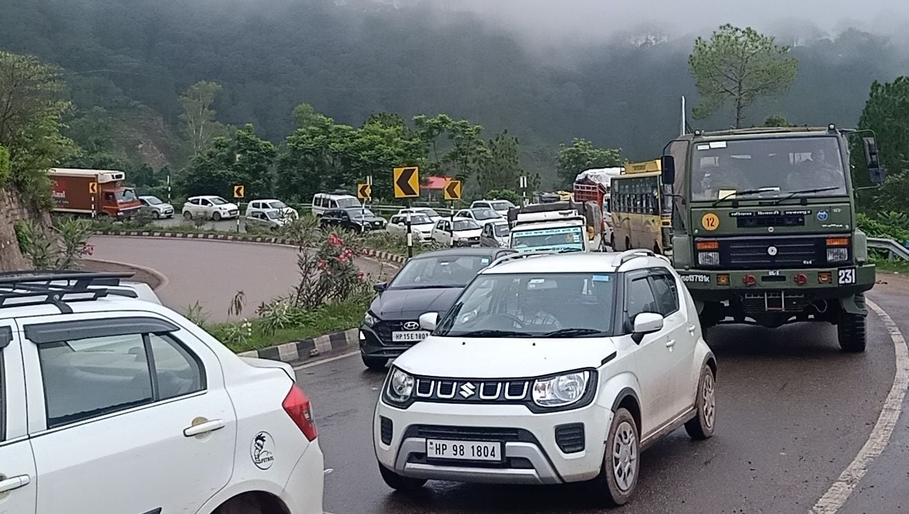कालका-शिमला एनएच पर पट्टामोड़ के समीप पहाड़ी से मलबा आने से सड़क पर लगा जाम।
