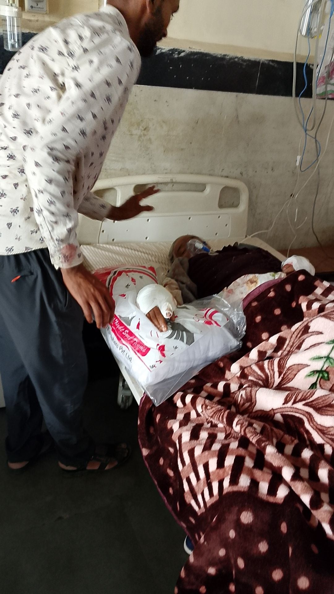 कार पर पत्थर गिरने से घायल हुआ व्यक्ति अस्पताल में भर्ती। संवाद कार पर पत्थर गिरने से घायल हुआ व्यक्ति अस्पताल में भर्ती। संवाद