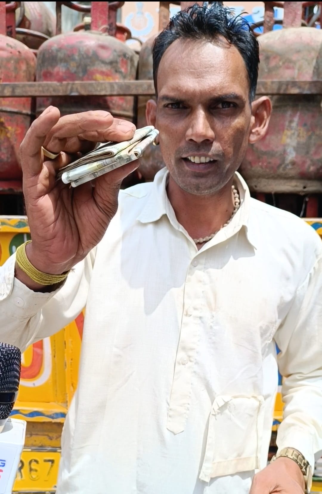 कुरुक्षेत्र। थाना कृष्णा गेट के बाहर खड़ी सिलिंडर से भरी पिकअप।