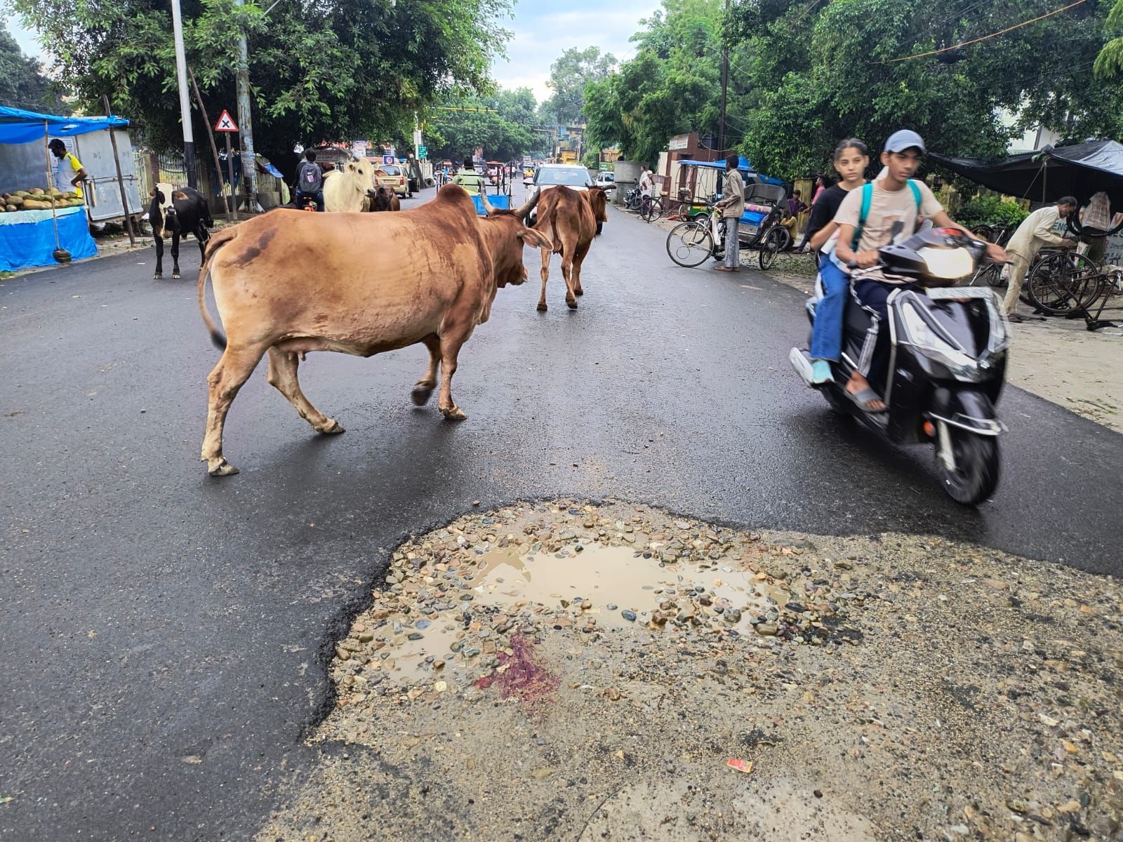 लाल ईमली से घंटाघर रोड पर टेलीफोन एक्सचेंज के पास धंसी सड़क। संवाद