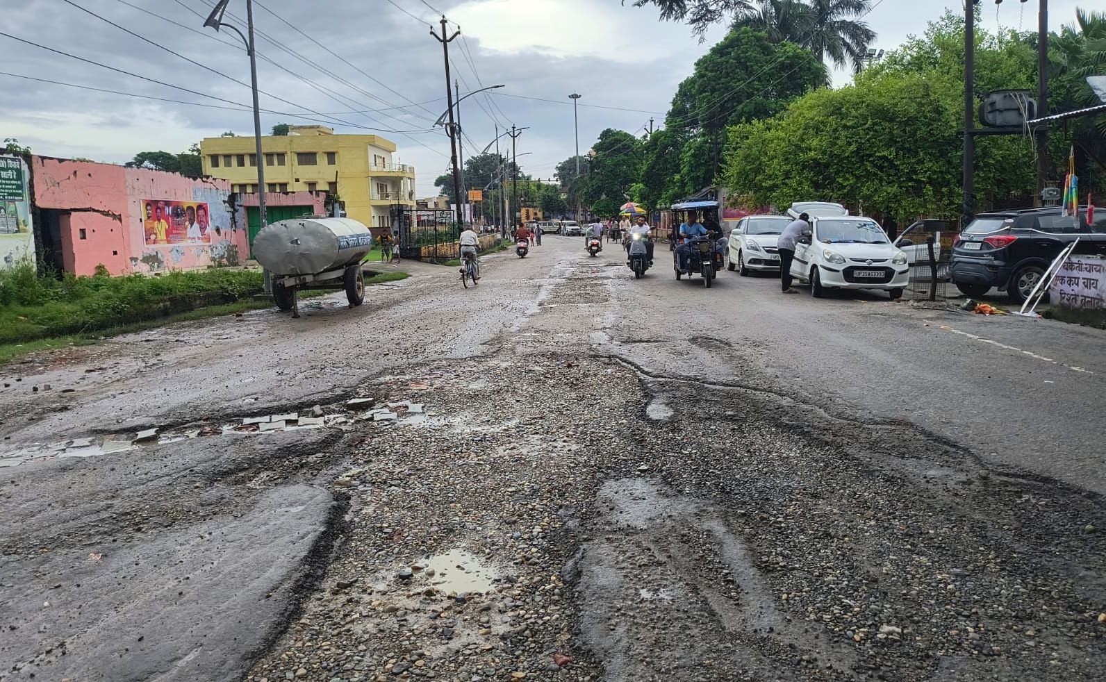 लाल ईमली से घंटाघर रोड पर टेलीफोन एक्सचेंज के पास धंसी सड़क। संवाद