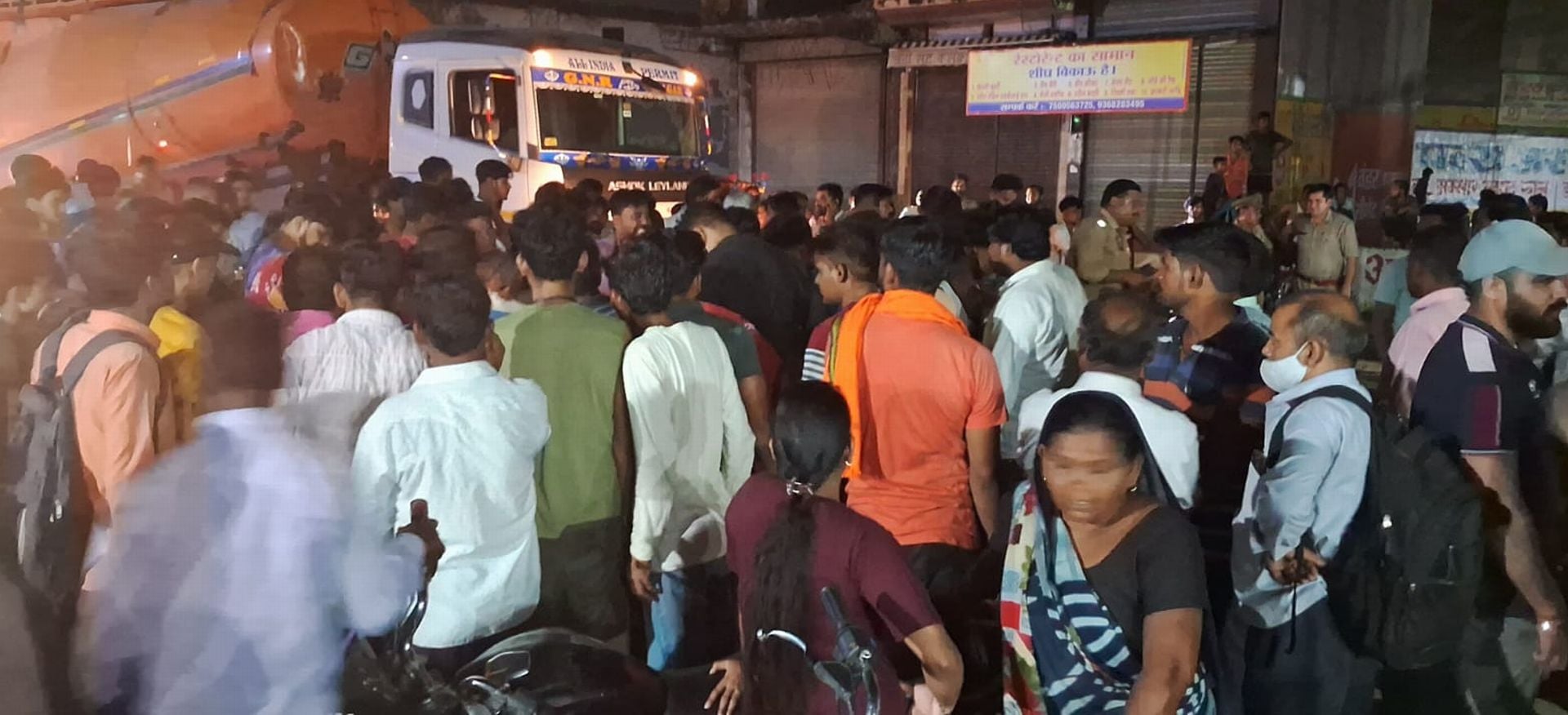 पुरानी चुंगी पर हादसे के बाद जाम में खड़े वाहन। संवाद पुरानी चुंगी पर हादसे के बाद जाम में खड़े वाहन। संवाद
