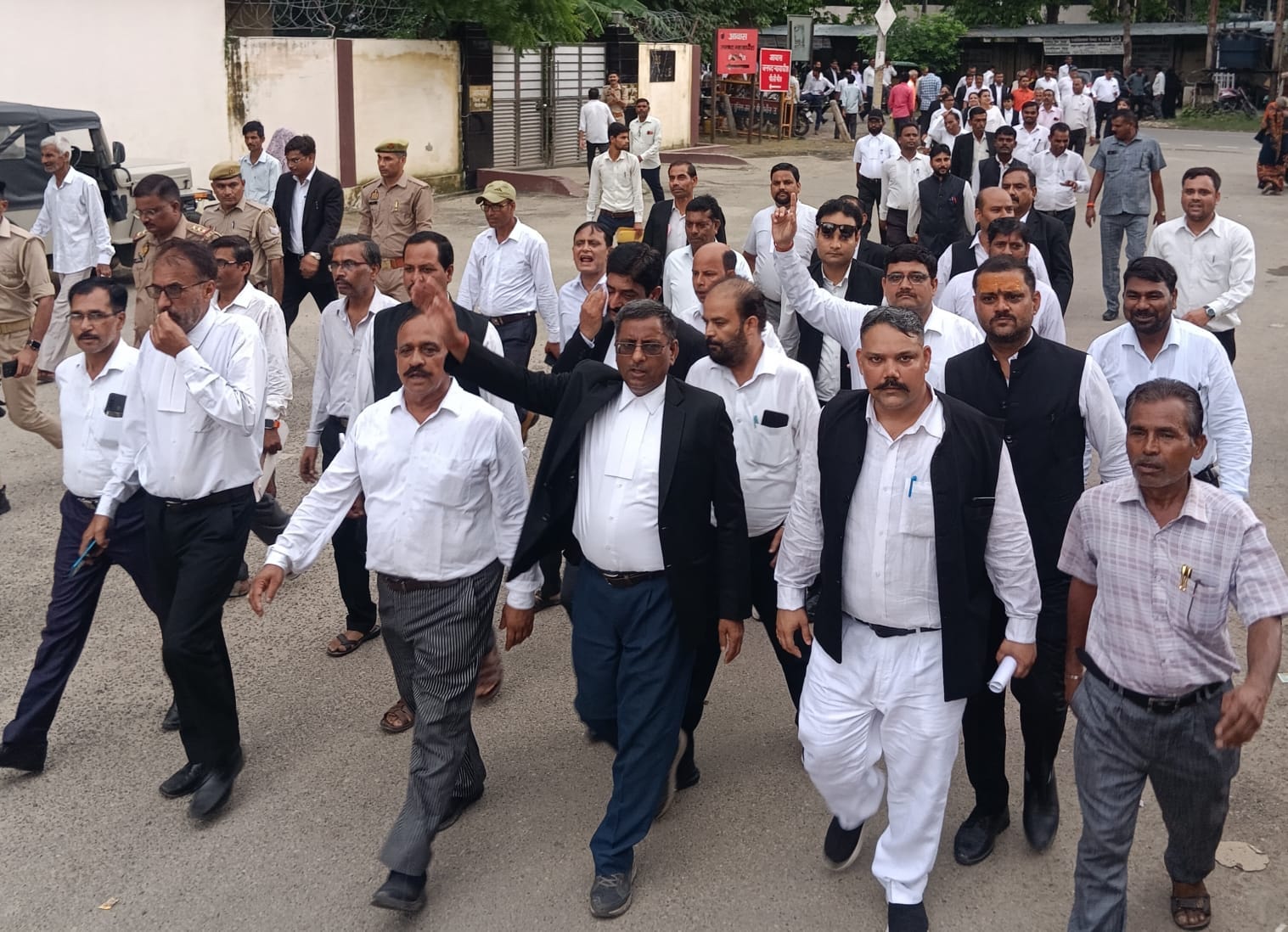 बीसलपुर तहसील में एसडीएम को ज्ञापन देते अधिवक्ता।संवाद बीसलपुर तहसील में एसडीएम को ज्ञापन देते अधिवक्ता।संवाद