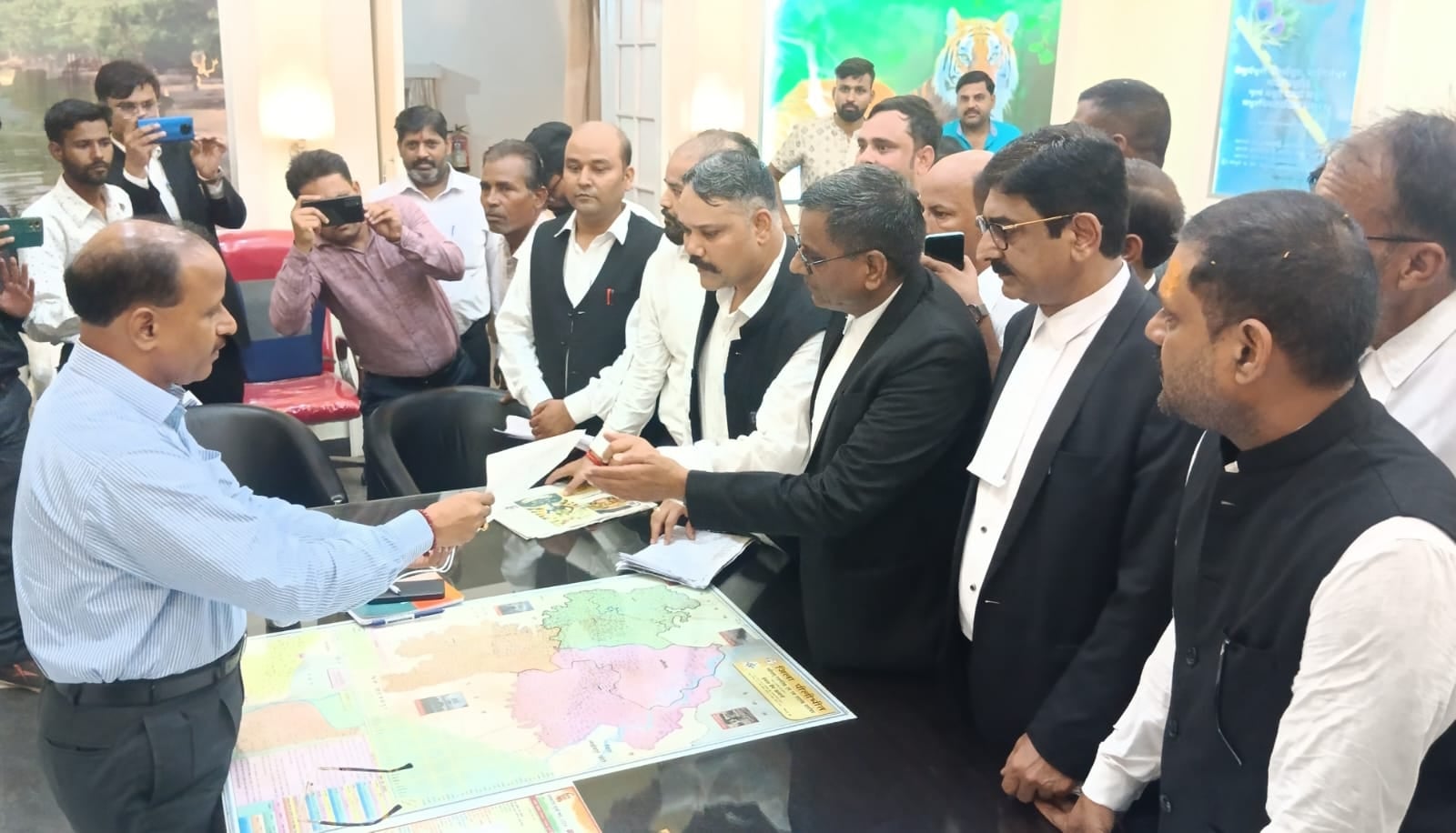 बीसलपुर तहसील में एसडीएम को ज्ञापन देते अधिवक्ता।संवाद बीसलपुर तहसील में एसडीएम को ज्ञापन देते अधिवक्ता।संवाद