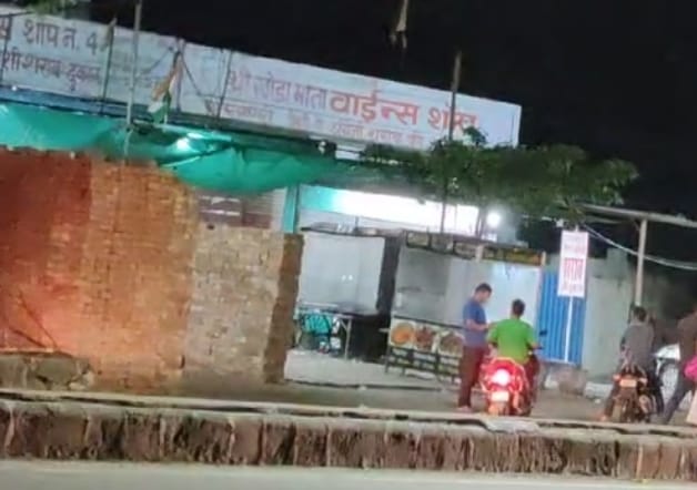ड्राई डे पर शराब बेचता दुकानदार