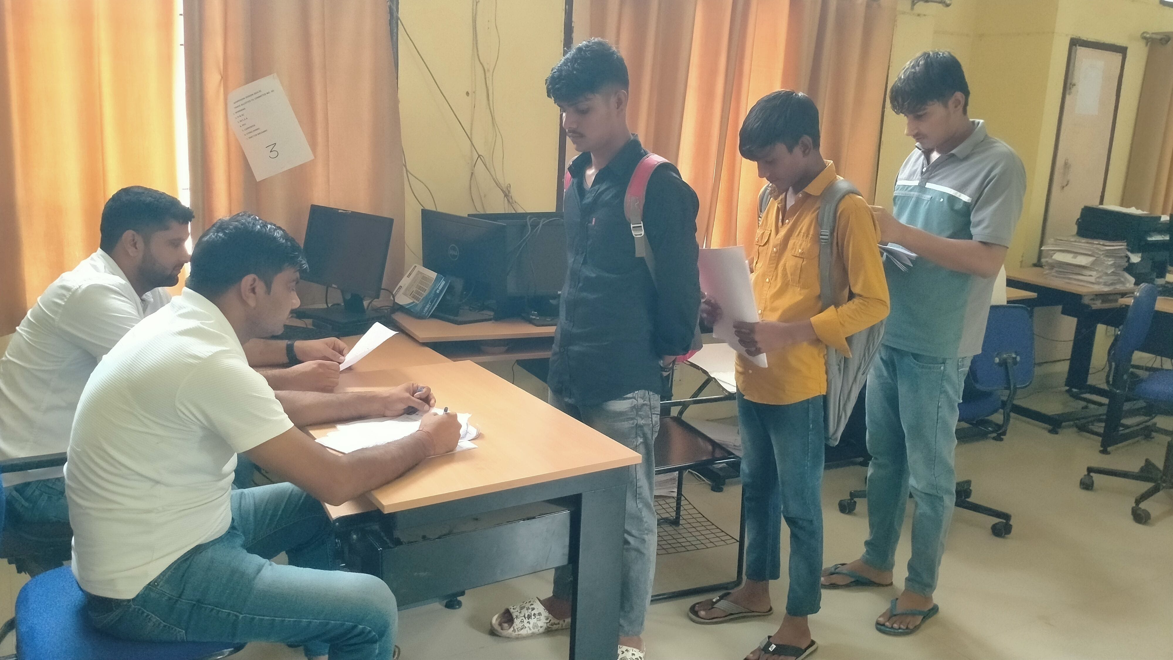 फोटो संख्या:60- राजकीय औद्योगिका प्रशिक्षण संस्थान में विद्यार्थियों के दस्तावेजों की जांच कर