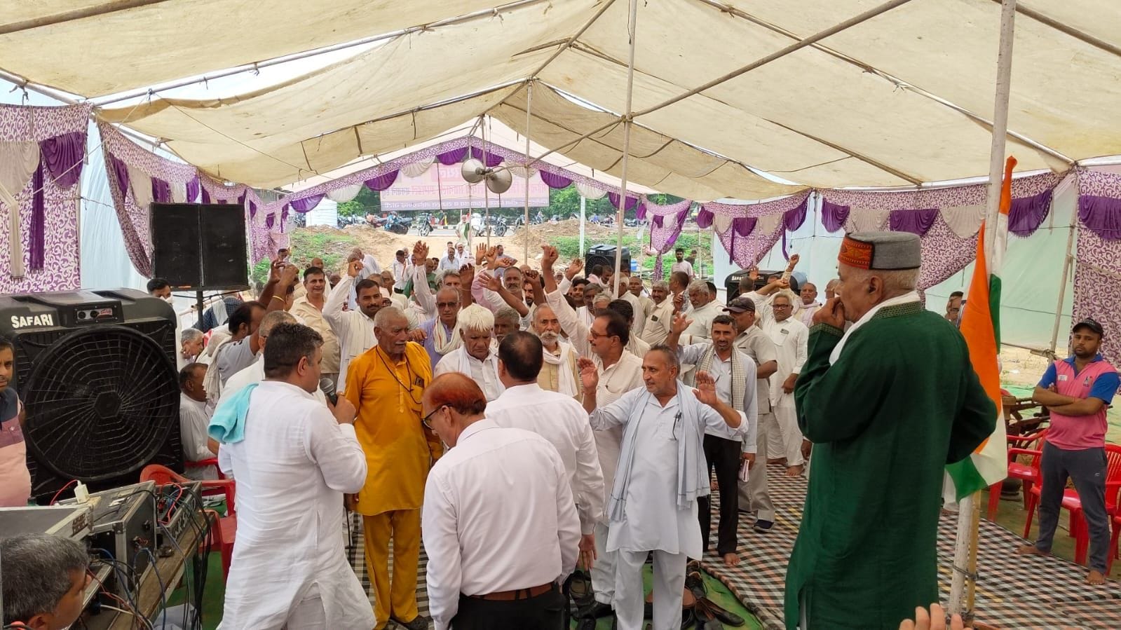 फोटो संख्या:73- जिला मुख्यालय को लेकर धरने को संबोधित करते समाजसेवी बलवान फजी--संवाद फोटो संख्या:73- जिला मुख्यालय को लेकर धरने को संबोधित करते समाजसेवी बलवान फजी--संवाद