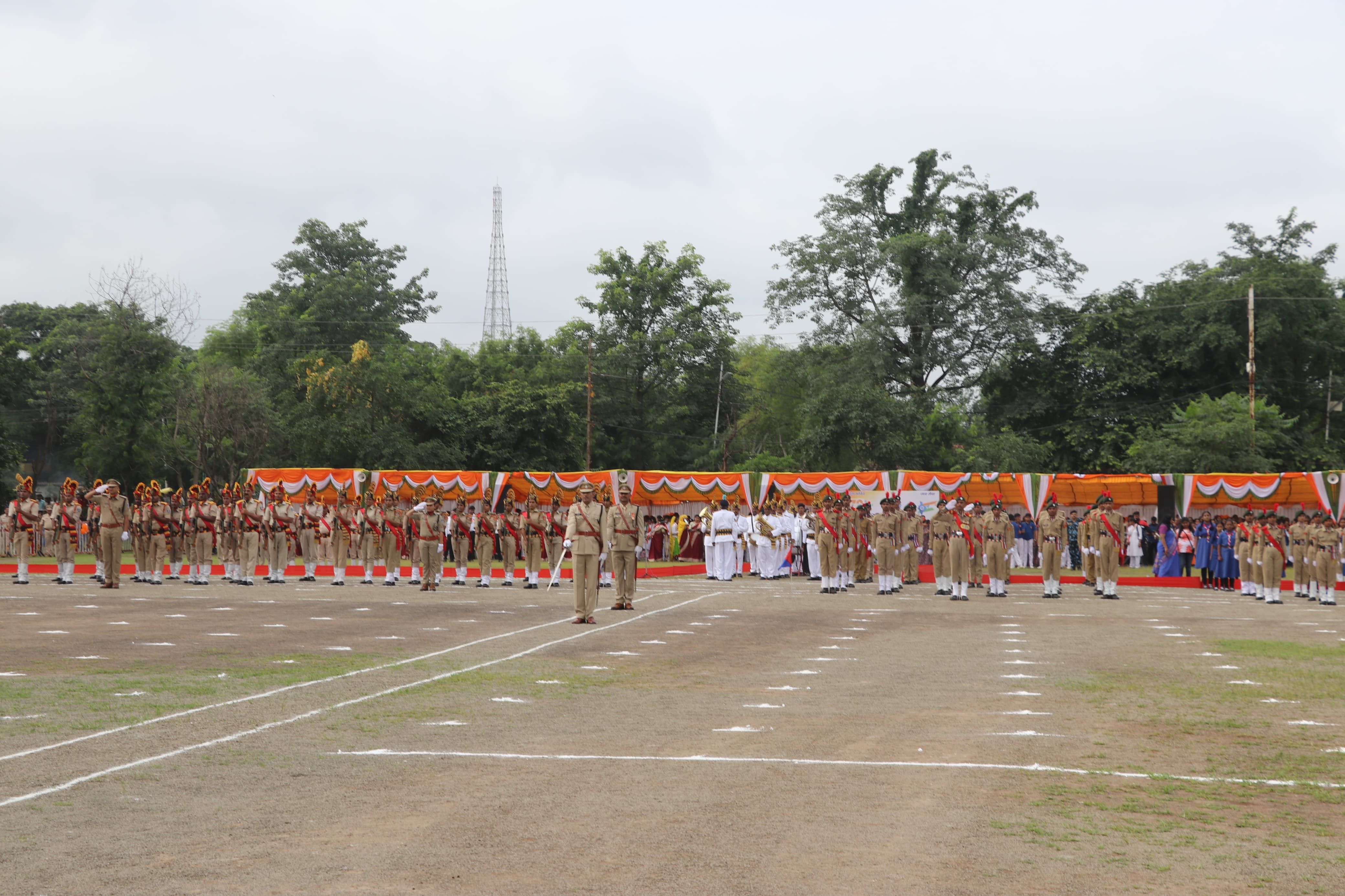 खंडवा जिला मुख्यालय पर प्रभारी मंत्री लोधी ने झंडा वंदन कर परेड की सलामी ली
