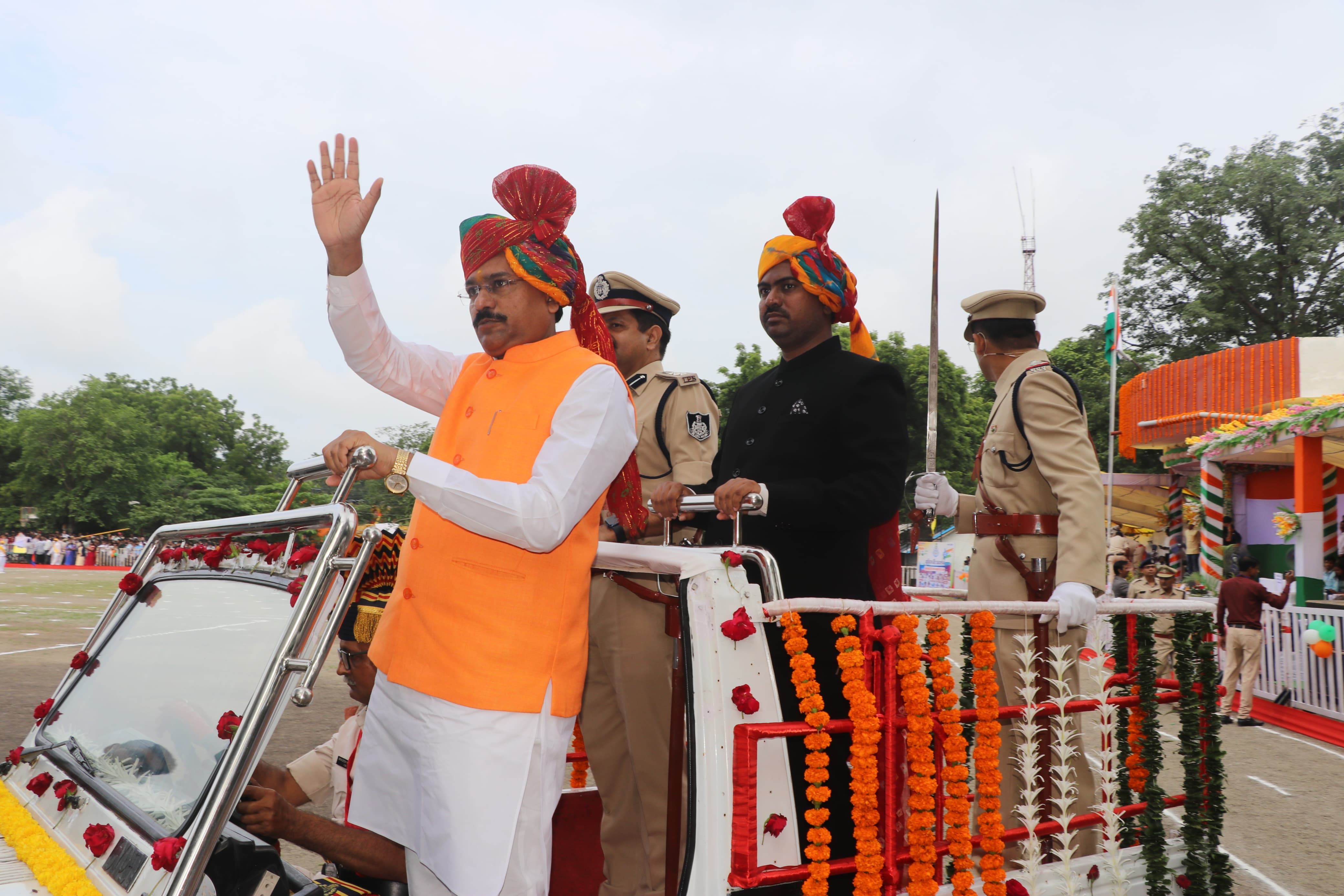 खंडवा जिला मुख्यालय पर प्रभारी मंत्री लोधी ने झंडा वंदन कर परेड की सलामी ली