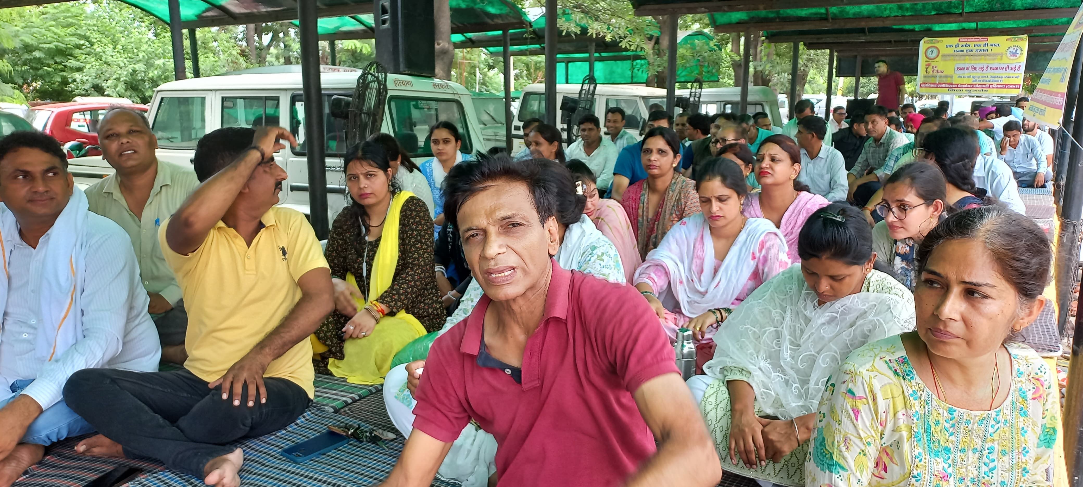 कुरुक्षेत्र। लघु सचिवाल के बाहर प्रदेश सरकार के मंत्री मंडल का पुतला जलाकर रोष जताते लिपिक वर्ग कुरुक्षेत्र। लघु सचिवाल के बाहर प्रदेश सरकार के मंत्री मंडल का पुतला जलाकर रोष जताते लिपिक वर्ग