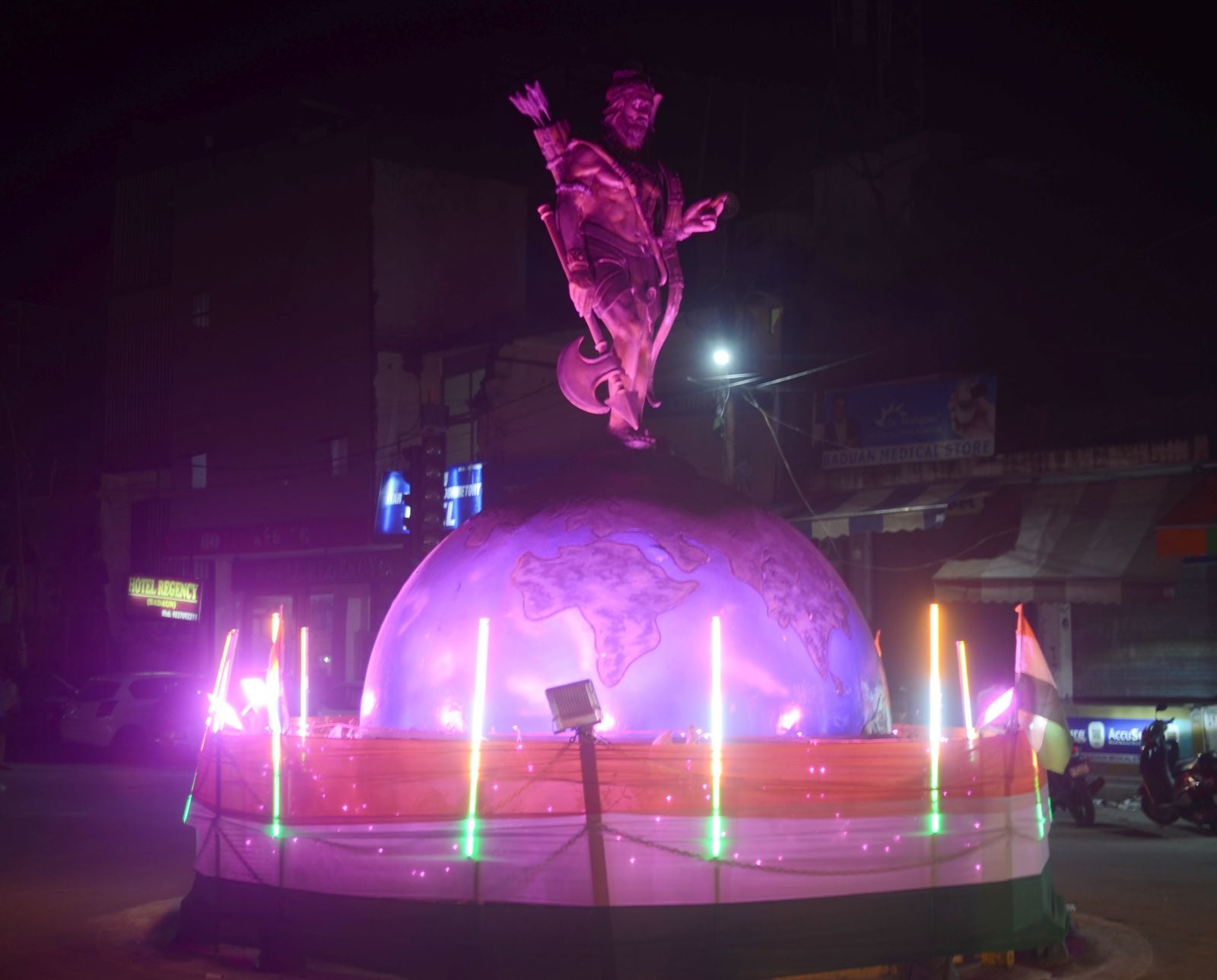 स्वतंत्रता दिवस की पूर्व संध्या पर सजा भामाशाह चौक। संवाद