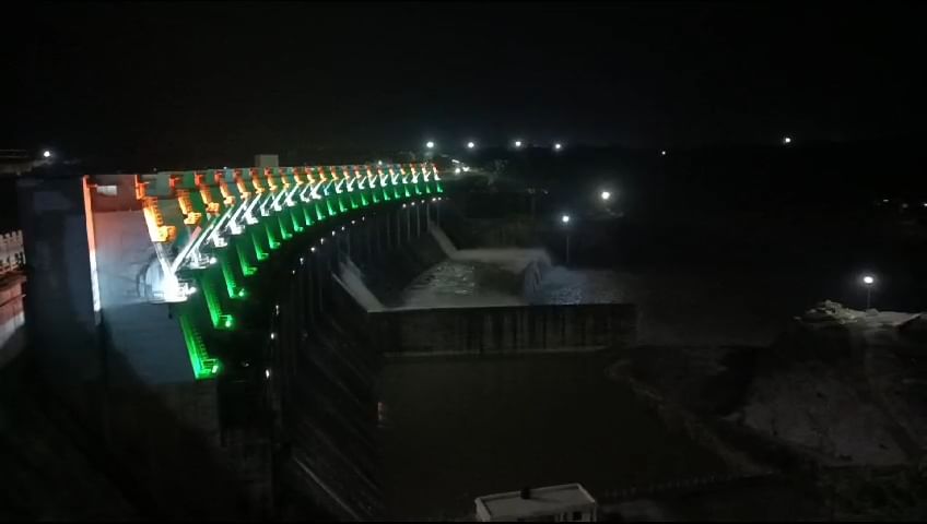 स्वतंत्रता दिवस पर इंदिरा सागर डेम को तिरंगा रंग की लाइटिंग से सजाया गया है