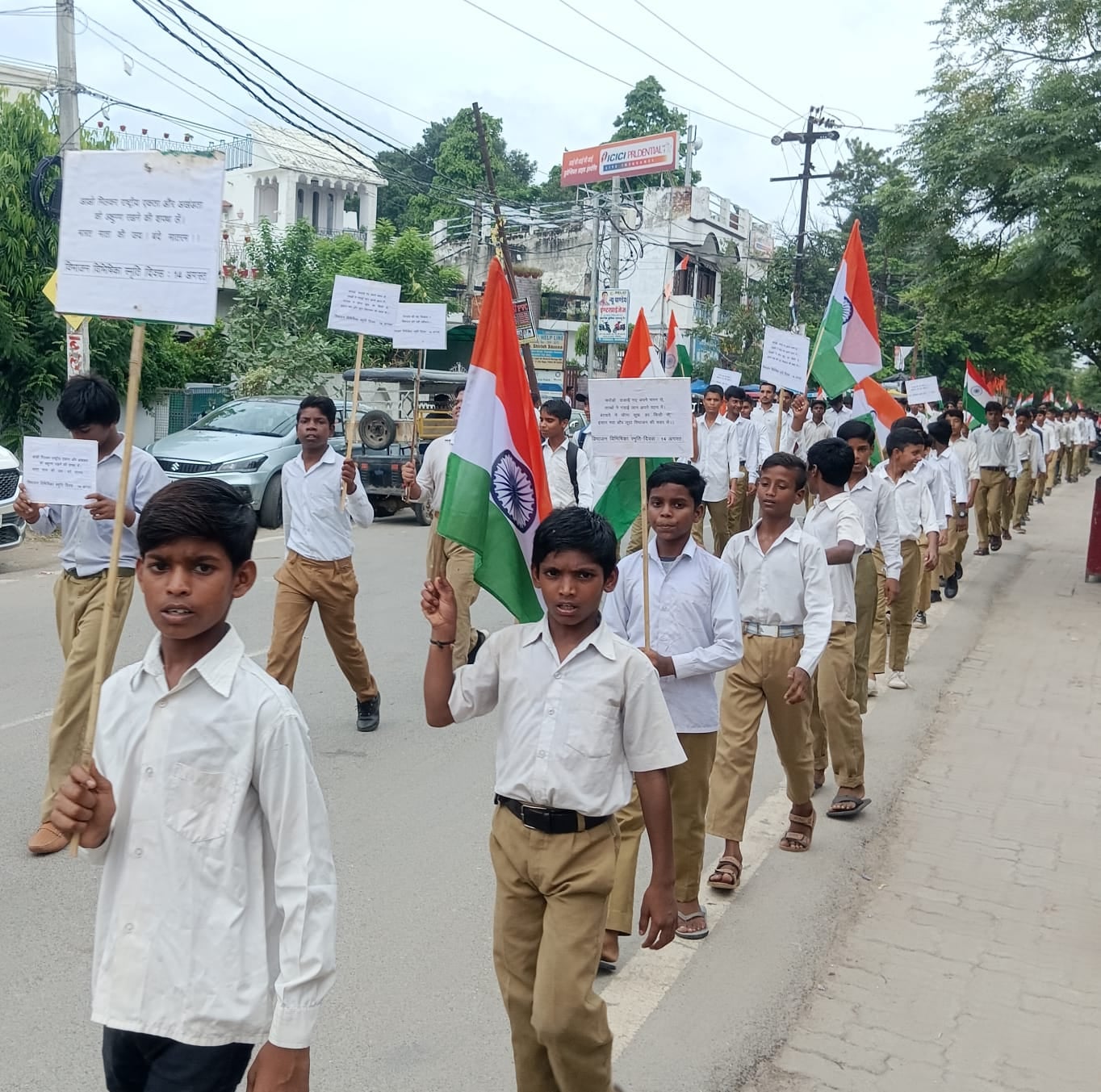 विभाजन की विभीषिका पर शहर के ड्रंमड राजकीय इंटर कॉलेज से निकाला गया शोक जुलूस में शामिल अधिका