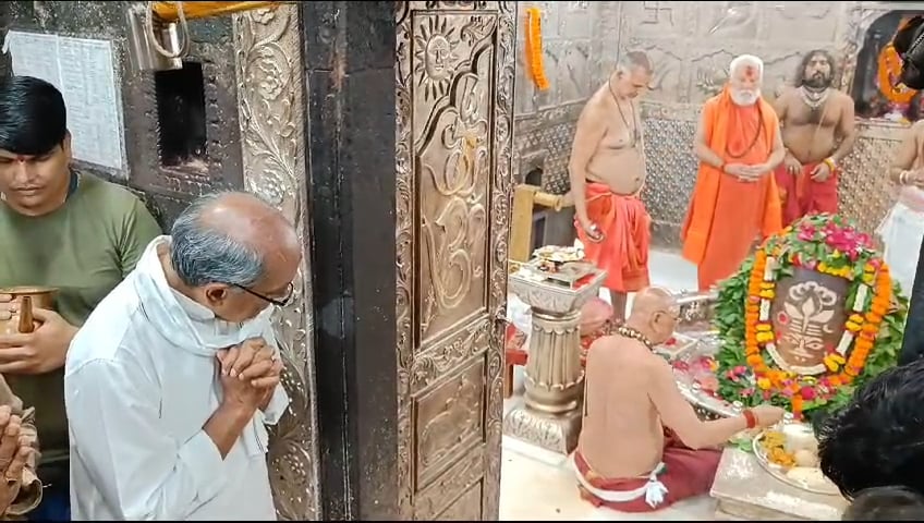 बाबा महाकाल के दर्शन करने पहुचे पूर्व मुख्यमंत्री दिग्विजय सिंह