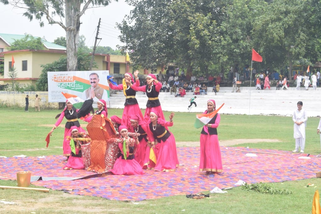 भगेड़ स्कूल में स्वतंत्रता दिवस कार्यक्रम में प्रस्तुति देते बच्चे। संवाद भगेड़ स्कूल में स्वतंत्रता दिवस कार्यक्रम में प्रस्तुति देते बच्चे। संवाद