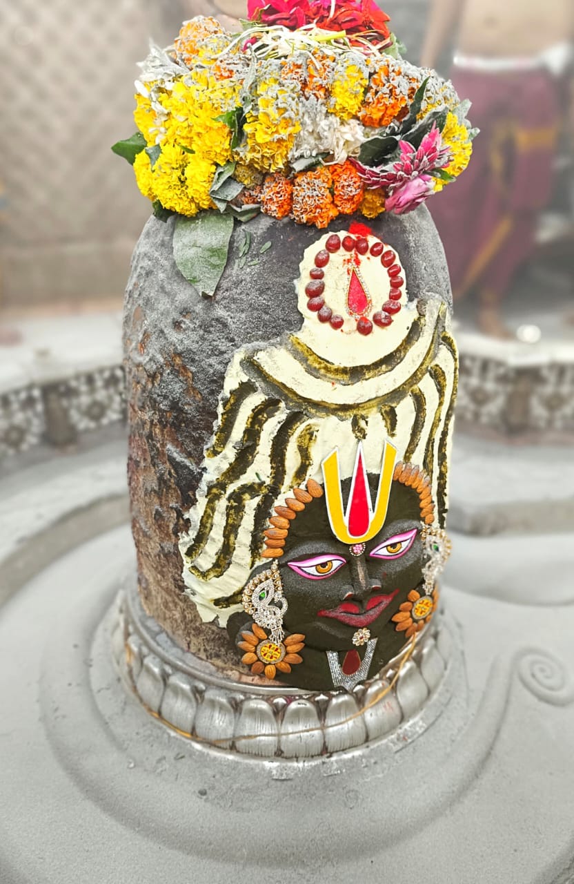 भस्म आरती मे वैष्णव तिलक लगाकर सजे बाबा महाकाल.......भांग और डायफ्रूट से हुआ श्रंगार