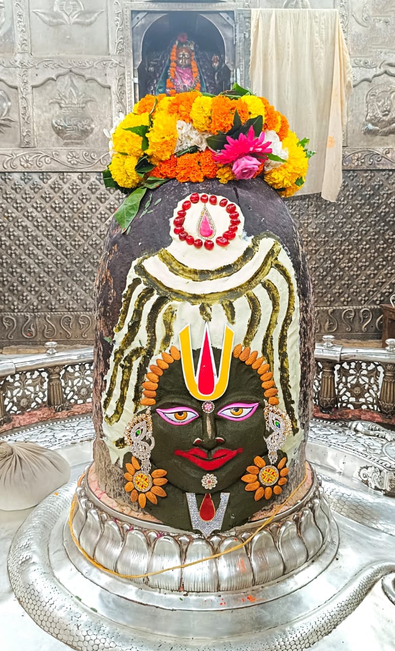 भस्म आरती मे वैष्णव तिलक लगाकर सजे बाबा महाकाल.......भांग और डायफ्रूट से हुआ श्रंगार