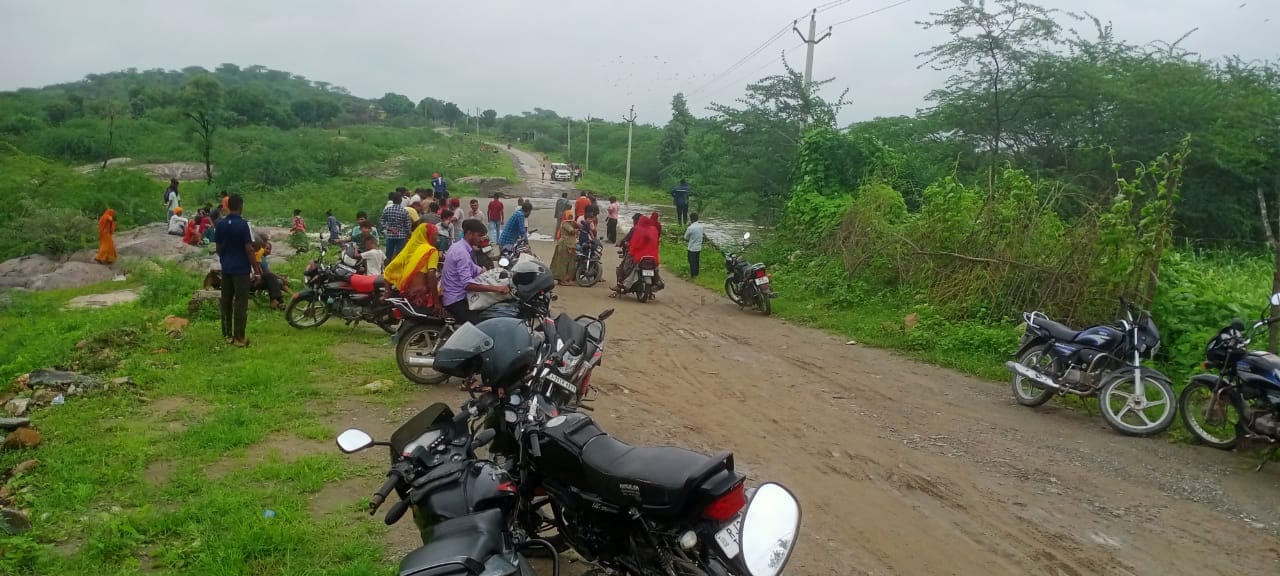 बारिश से टूटी गांव की संपर्क सड़क लोगो का आना जाना हुआ बंद