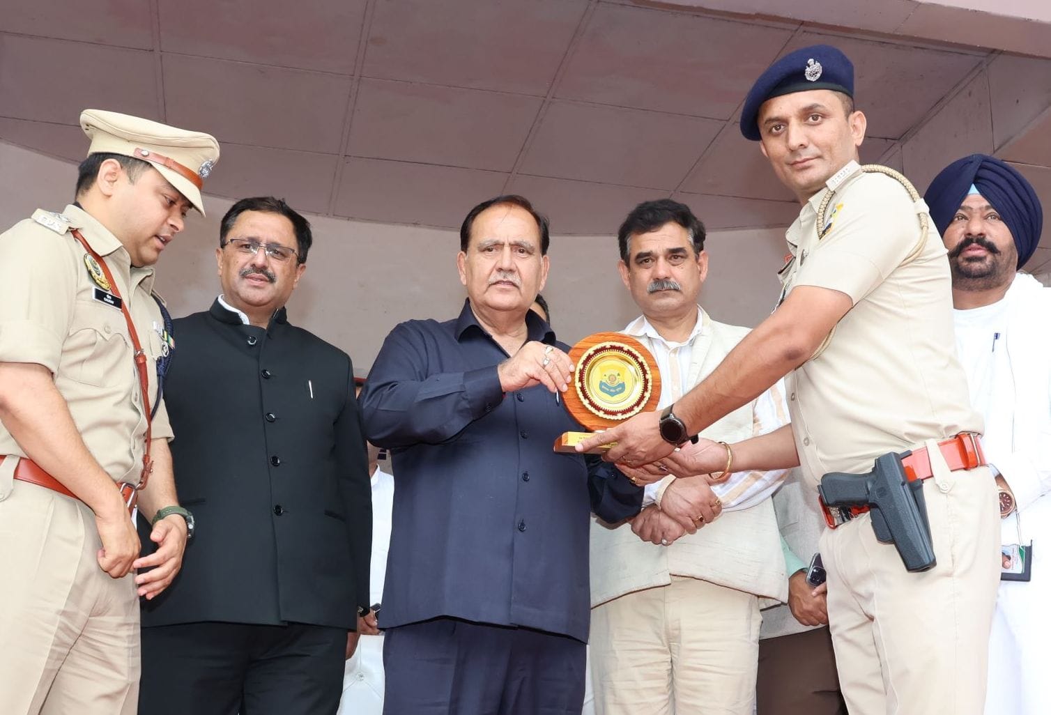 नगर निगम क्षेत्र में बेहतर सफाई व्यवस्था को लेकर सफाई निरीक्षक राजेश को सम्मानित करते हुए मुख्य