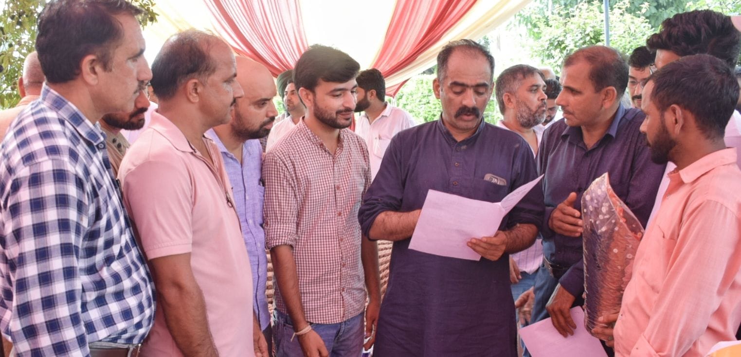 नालागढ़ में मैरिज हॉल का शिलान्यास करते हुए पंचायती राज मंत्री अनिरूद्ध सिंह। संवाद नालागढ़ में मैरिज हॉल का शिलान्यास करते हुए पंचायती राज मंत्री अनिरूद्ध सिंह। संवाद
